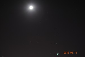 Saturnus bildar en triangel på augustihimmlen i Torrevieja, med månen ovanför taget av Janne Appelqvist med Nikon30000 ca 100mm inställning