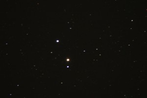 Icke identifierad sjärna i Cygnus, trodde jag fotade Albiero, men det tycktes det inte vara, min montering gjorde ett liten förflyttning vid riktning med handkontrollen, därav missen, exp 62sek ISO640, fotad genom Baader 2" 36mm okular, den 26 aug 2016 kl. 22:08 i Bollmora.