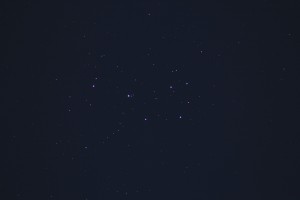 M45 Plejaderna , fotat med 400 mm äldre objektiv, Canon60d monterad på min CG-5. Exp 30 sek, ISO 200 Det blir en bra vy över M45, det blir annorlunda att fota med 400 mm objektiv. Taget i Bollmora, Tyresö av Janne